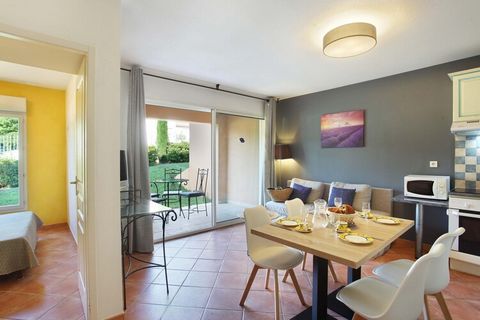 Este apartamento está situado en la residencia de 4 estrellas La Licorne de Haute-Provence, a 500 m. del centro de Gréoux-Les-Bains. Es una buena base para explorar los diversos lagos de la región. La residencia consta de tres edificios. Este apartam...