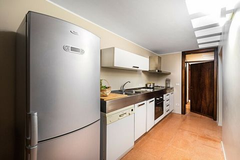 Villa met 3 slaapkamers en 4 badkamers, privézwembad en prachtig uitzicht op het meer, gelegen in Gardone Riviera, zeer dicht bij het meer en het strand. Villa Mariavittoria, uitgerust met gratis Wi-Fi, verwelkomt haar gasten in een ruime en lichte w...