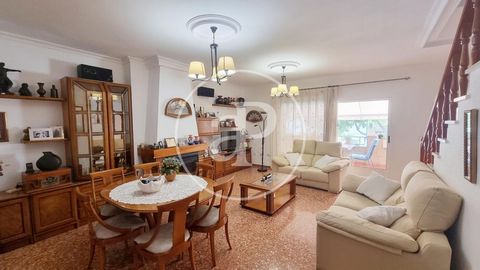 179 sqm house with Terrace and views in Aldaia.The property has 4 bedrooms, 2 bathrooms, fireplace, parking space, air conditioning, fitted wardrobes, laundry room, balcony, garden, heating and storage room. Ref. VV2406043 Features: - Air Conditionin...