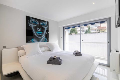 Ontdek de charme van Cannes vanuit dit elegante appartement op een steenworp afstand van de Croisette. Het zonnige terras wacht op u voor een uitzonderlijke reiservaring. Geniet van de glamour van Cannes in een serene omgeving! - Met het vliegtuig: d...