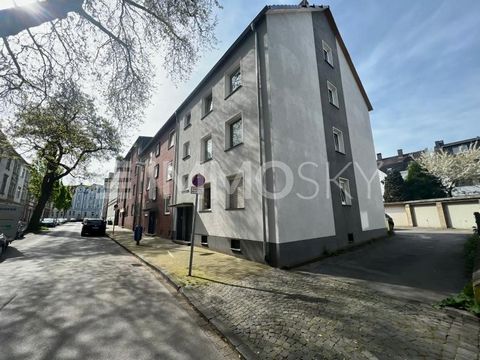 Attraente condominio con potenziale di rendimento o uso proprio in posizione centrale a Gelsenkirchen Rotthausen Questo grazioso condominio è stato costruito nel 1967 e si sviluppa su 3 piani più una mansarda trasformabile che è attualmente utilizzat...