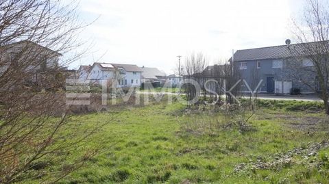 The property in Bahlingen am Kaiserstuhl has a size of 389 m² and is not yet developed, but the seller assumes the development costs. The plot is offered together with a shared driveway of a total of 44 m², of which 22 m² belong to the offered plot. ...