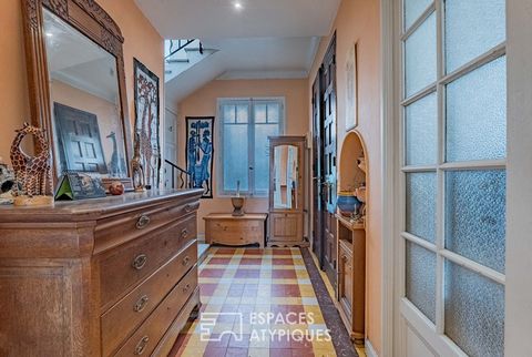 Discover a charming house from the 30s, ideally located near the Cours Honoré Cresp and its renowned perfumers. This bourgeois property with an area of 142.71 m2 has retained its authenticity and period charm. Facing south-east, this house on two lev...