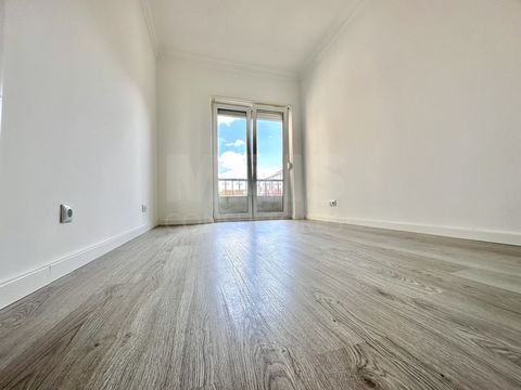 Apartamento T2 totalmente renovado com materiais de qualidade em zona central em Damaia de cima. 68m2 bem distribuídos em excelentes áreas com bastante exposição solar em todas divisões: - 1º andar com vista desafogada; - Cozinha totalmente equipada;...