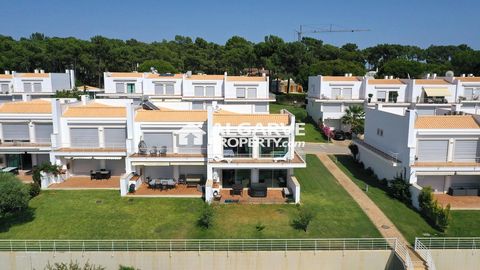 Maison de ville de 2+1 chambres parfaitement située dans une communauté fermée avec piscine et jardin. À 2,5 km du port de plaisance et de la plage de Vilamoura. Avec 177 m2 de surface de construction. La propriété se compose d'un rez-de-chaussée ave...