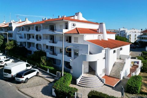 Excelente apartamento T1 inserido em condomínio com piscina no centro de Albufeira. A 5 minutos das praias e bastante próximo de comercio e serviços. É composto por sala de estar com varanda vista piscina, cozinha , quarto com uma varanda e casa de b...