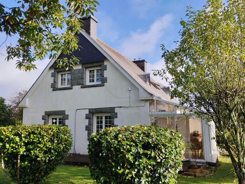 bourg de GUISCRIFF sans vis à vis maison d'habitation dont la répartition est la suivante : véranda, entrée, cuisine aménagée et équipée, salle à manger, 2 chambres, wc séparé, salle de bains au RDC, buanderie, chaufferie, arrière cuisine, garage, ca...