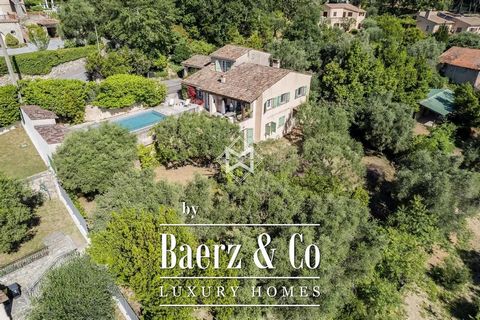 This charming villa located on a residential hill in Mougins benefits from an exceptional view of the old village. Ideally located in a quiet environment and close to shops and the new “Cœur de Mougins” center, the villa currently has a surface area ...