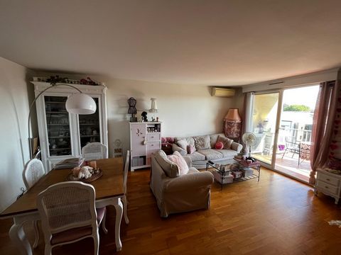 SOUPETARD/ARGOULETS - Come and discover this charming T3 of 74.14 m2. This apartment is located on the fourth and last floor of a quiet and secure condominium. The interior space consists of an entrance, a fitted kitchen, a bright living room of 23.4...