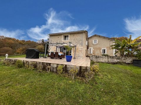 This beautifully renovated stone house, full of charm and character, dates back to the 17th/ 18th century. It is set in a unique historical location, with a panoramic view of the countryside and the Châteaux de la Tranchade in Garat in the distance, ...