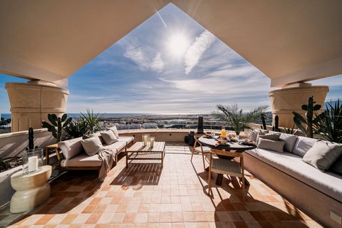 Deze prachtige duplex penthouse is gelegen in het prestigieuze gebied van Nueva Andalucia in Marbella, Malaga. Gelegen in een gated community met een beveiligingsbeambte, biedt deze luxe woning de perfecte combinatie van elegantie en rust. Met zijn p...