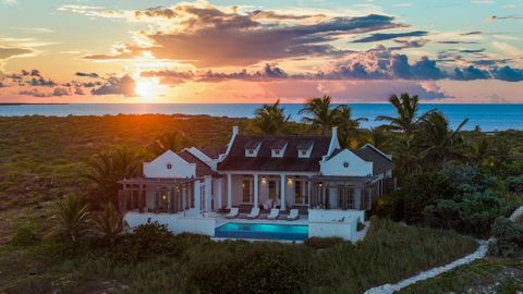 Entdecken Sie Waypoint, eine exquisite Luxusvilla mit 4 Schlafzimmern am nördlichsten Zipfel von Ambergris Cay, Turks- und Caicosinseln. Auf einem 2,4 Hektar großen, unberührten Grundstück am Rande von Columbus Beach gelegen, bietet dieses erstklassi...