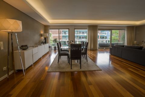 Apartamento de tipologia T4 com duas suítes com uma área total de 354 m2, localizado em um condomínio privado de luxo, localizado no Prior Velho. O foco é a elegância e funcionalidade, os acabamentos de alta qualidade, utilizando materiais nobres e d...