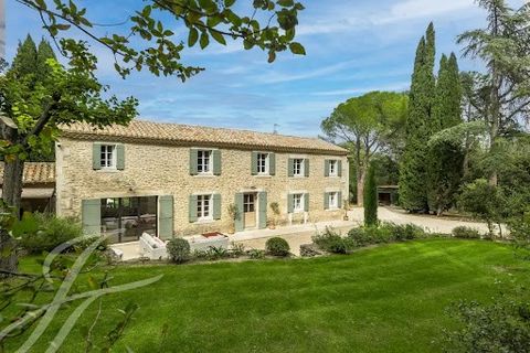 CO EXCLUSIVITE - Situé au cœur du Parc Naturel Régional des Alpilles, ce mas authentique, récemment rénové avec un architecte, conjugue élégance provençale et confort contemporain. Baignée de lumière, la maison d'une superficie de 250 m2 environ comp...