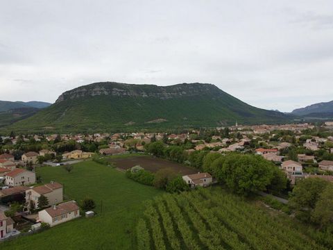 Dans un environnement calme Sur la commune de LARAGNE MONTEGLIN, j'ai en charge , la vente de plusieurs terrains dont ce terrain de 404M² au prix de 65000 euros, honoraires charges acquéreur de 3600 euros, dans un lotissement fermé et sécurisé, compr...