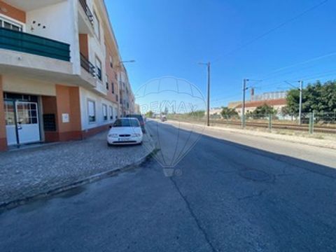   Apartamento T3 à Venda em Alhos Vedros – Moita, Setúbal  Área Total: 112 m²  Localização: Alhos Vedros, Moita, Setúbal  Situação: Rés do chão (R/C)    Este excelente apartamento T3 com 112 m² está localizado em Alhos Vedros, uma zona residencial tr...