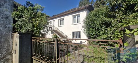 LOURDES, proche des axes et du centre ville maison des années 60 en partie rénovée. La partie habitation au 1er étage de la maison, a été récemment rénovée. Un grand séjour avec cuisine américaine donne sur un balcon/terrasse, 4 chambres , une salle ...