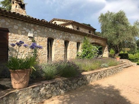 Édifiée sur un terrain d'environ 4790m² avec piscine et bassin, cette propriété provençale au charme fou, d'environ 250m², bénéficie d'une agréable vue sur le vieux village de Mougins. Elle se compose d'une maison principale de plain pied avec double...