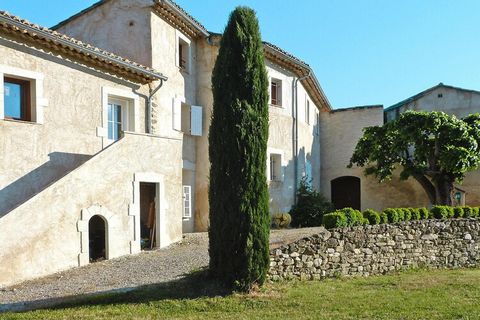 Rust en ontspanning onder de zon van de Provence, bij het zwembad met uitzicht op de prachtige groene tuin: een onvergetelijke vakantie staat u te wachten! Uw appartement op de eerste verdieping, bereikbaar via een buitentrap, bevindt zich aan één ka...