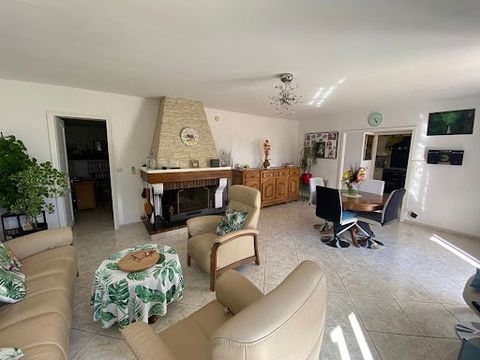 Je vous invite à découvrir cette belle villa de plain-pied de 126m² habitable sur une parcelle paysagée d'un peu plus de 630m² à proximité immédiate de l'étang de Rassuen. En passant le seuil, vous découvrirez un accueillant couloir desservant toutes...