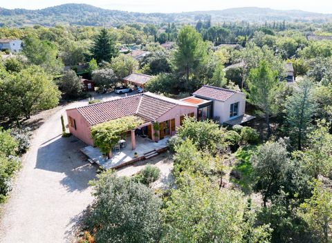 Située dans un cadre paisible à Saint-Saturnin-lès-Apt, cette maison de plain-pied s'étend sur un terrain clos et arboré de 3700 m², où trône majestueusement un chêne centenaire, des magnifiques cyprès et oliviers, offrant un écrin de verdure et de t...