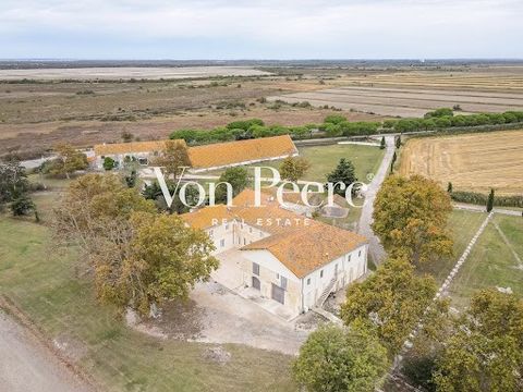 Ein Muss! Dieses Bauernhaus in der Camargue wird Sie mit seinem authentischen Charme verzaubern, mit freiliegenden Steinen und Balken, die ihm einen einzigartigen Charakter verleihen. Mit insgesamt acht Grundstücken erstreckt sich dieses Anwesen über...