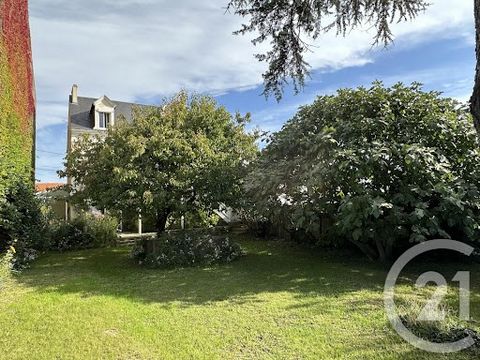 PORNIC Centre, grâce à sa localisation idéale, vous ferez le centre, les petits commerces de bourg, le vieux port, le marché, ainsi que les écoles à pied. Cette maison familiale au charme des années 30, parquet, carrelage d'époque en parfait état, au...