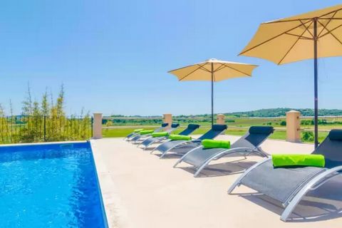 Der 8 x 3m große Salzwasserpools liegt etwas erhöht und Sie können beim Schwimmen oder während Sie auf einer der 6 Sonnenliegen Sonne tanken, den Ausblick auf die herrliche Landschaft genießen. Von der Poolterrasse haben Sie einen hervorragenden Blic...