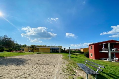 Rondom dit familievriendelijke complex met moderne en comfortabele appartementen kunt u ervaren hoe mooi het achterland van het Gardameer is. Met twee aparte slaapkamers en een comfortabele bank in de woonkamer kunnen maximaal zes personen comfortabe...