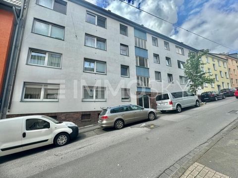 In dit goed onderhouden appartementengebouw in 58097 Hagen wacht u een sfeervol 3-kamer appartement op de eerste verdieping. Op aanvraag kan een garage worden gekocht. Het gebouw omvat in totaal 13 appartementen en 7 garages. Het pand is volledig ont...