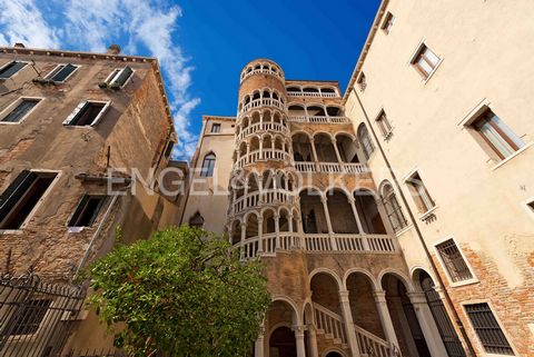 Ort: San Marco, Venedig San Marco ist das Herz der Stadt Venedig, des bekanntesten und angesehensten Viertels. Von jedem Punkt aus sind Sie nur wenige Gehminuten von der Piazza San Marco und dem Teatro della Fenice entfernt. Dieses Gebiet wird auch v...