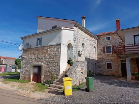 In de omgeving van Poreč staat een gerenoveerd authentiek Istrisch huis te koop, gelegen op een zeer rustige plek omringd door moderne villa's. Het huis heeft een oppervlakte van 350 m2 en strekt zich uit over drie verdiepingen: begane grond, eerste ...