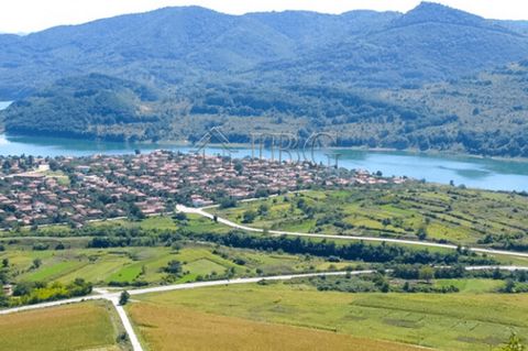 IBG Real Estates freut sich, dieses schöne Anwesen in einem sehr schönen und beliebten Dorf in der Nähe des Tsonevo-Sees anbieten zu können. Das Dorf verfügt über Geschäfte, eine Schule, einen Kindergarten, ein Postamt, ein medizinisches Zentrum sowi...