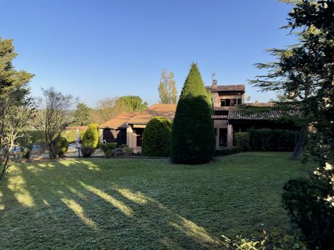 Découvrez cette villa spacieuse de 145 m2 sur la commune de Saint Cannat située sur une parcelle arborée de 4005 m2, offrant un cadre idyllique, paisible et sans vie a vie. Caracteristiques principales: . superficie 145 m2 . chambres 4,dont une suite...