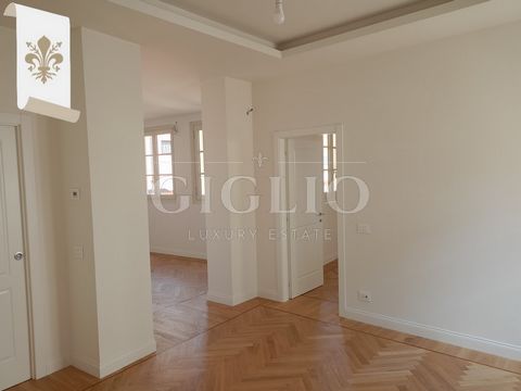 Schöne Wohnung in einem bekannten historischen Gebäude. Im Herzen von Florenz, nur wenige Schritte vom Domplatz und der Piazza della Repubblica entfernt, befindet sich eine luxuriöse 85 m² große Wohnung mit einem Schlafzimmer im zweiten Stock des Geb...