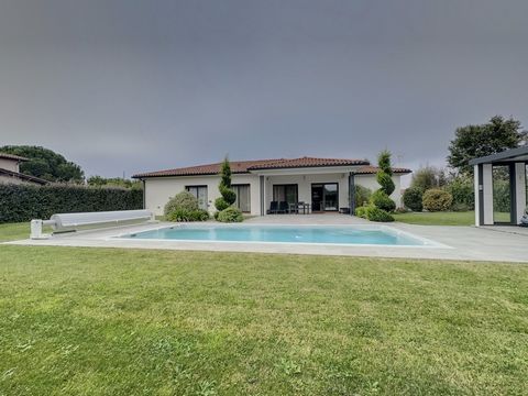 Exclusivité - Située à Merville dans un quartier résidentiel, cette magnifique villa est édififée sur un terrain de 1234 m2, bénéficie d'un emplacement calme et proche des commodités . Laissez vous séduire par cette villa contemporaine de type 5 cons...