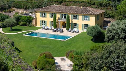 Nur wenige Schritte vom malerischen Dorf Grimaud und seinem mittelalterlichen Schloss entfernt, liegt diese elegante Bastide in sattem Grün mit herrlichem Meerblick. Die geschmackvoll und kunstvoll eingerichtete Bastide bietet einen sensationellen Wo...