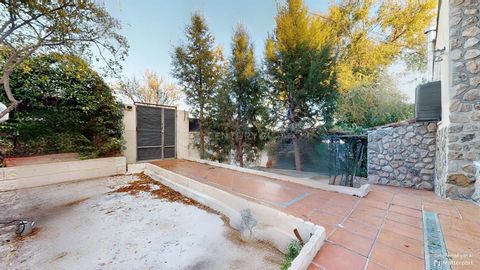 Se vende chalet unifamiliar en urbanización Jardin de Serracines ubicada en el municipio de Serracines, perteneciente al término Fresno de Torote, dentro de la Comunidad de Madrid. El inmueble tiene una superficie gráfica de parcela de 3.304m2, se co...