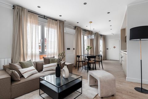 This bright penthouse of 123 m² completely renovated and furnished, is located in a privileged location on Avenida de América, in the Prosperidad neighborhood, Chamartín district. The property is completely renovated and is delivered furnished and de...