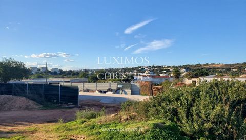 Großes städtisches Grundstück mit einem genehmigten Projekt zum Bau einer freistehenden Villa mit fünf Schlafzimmern in Vilamoura, Algarve. Gelegen in einer ruhigen und wachsenden Gegend, im prestigeträchtigen Goldenen Dreieck , in der Nähe des Brown...