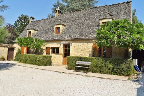 24590 SAINT GENIES. Propriété, corps de ferme : maison d'habitation, gîte, granges, piscine, carrière équestre, terrain d'env. 4 hectares. Prix de vente : 599 000 euros (Honoraires : 3.99% TTC inclus charge acquéreur soit 576 000 euros hors honoraire...