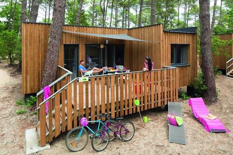 Holiday complex in the middle of pine forests, between the Bay of d'Arcachon and the Atlantic. The complex comprises a total of 195 cozy lodges, each with its own terrace. Various leisure facilities are available to guests, such as a communal pool, s...