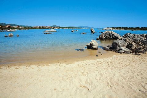 Il Baia de Bahas è un complesso residenziale composto da più unità abitative a schiera, immerso in un curato giardino con vista panoramica sul Golfo di Marinella. A seconda della posizione, gli appartamenti distano solo 200-250 m dalle splendide spia...