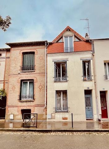 Vincennes Diderot SERENO vous propose : Diderot, proche commerces et écoles, 15' centre ville, maison de ville brique et crépi sur rue, entièrement rénovée en 2022 par architecte, comprenant au rez de chaussée, entrée, double-séjour traversant, envir...