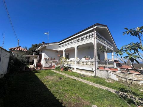 Carchitti, Palestrina Via Sempione dans un contexte résidentiel de villas uniquement, nous proposons à la vente une villa mitoyenne d'environ 213 m2 sur trois étages avec un jardin périmétrique exclusif. La propriété, située dans un contexte exclusif...