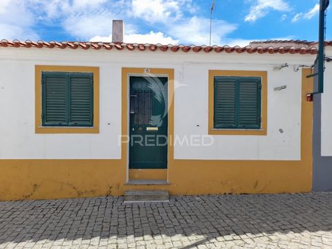 Maison typique de l’Alentejo T2 -Pias / Serpa Charmante maison traditionnelle de l’Alentejo située dans le village pittoresque de Pias, Serpa, à quelques minutes de la belle plage de la rivière Alqueva. Fonctionnalités: 2 Chambres Salon spacieux Cuis...