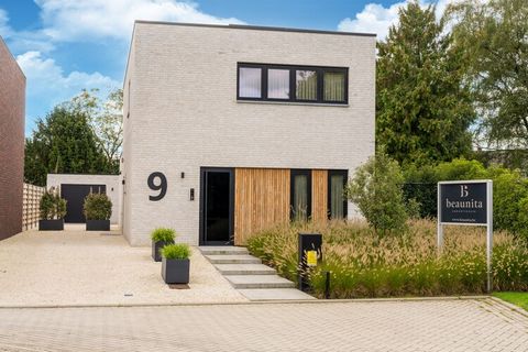 Gelegen in een landelijke omgeving in Noord-Limburg geniet je volop van alles wat het leven te bieden heeft, Beaunita met 4 slaapkamers en 4 badkamers is daarvoor de perfecte plek. Dit vakantiehuis biedt plaats aan 8 personen en ademt de sfeer en bel...