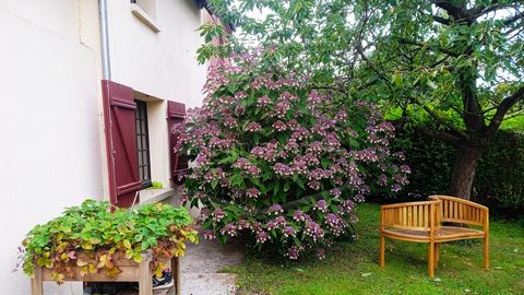 2M real estate biedt u dit charmante landhuis aan gelegen in Osmoy-Saint-Valery, op 10 minuten van Neufchâtel En Bray en op 8 km van de Grote Verkoop Gelegen in een groene omgeving dicht bij de groene laan en de rivier van Le Bethune, bestaat deze wo...