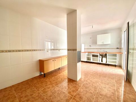 Are you looking to buy a 3 bedroom penthouse in EL Ejido? We offer you this excellent penthouse so that you have the opportunity to own this home. With an area of 116.9 m² well distributed in 3 bedrooms and 2 bathrooms, a large kitchen with utility r...