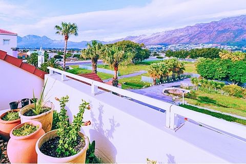 Présentation d’un magnifique appartement de trois chambres, deux salles de bains, au dernier étage. Entouré par la beauté merveilleuse des montagnes de Helderberg et rempli de lumière naturelle. Deux grands balcons privés, tous deux offrant des vues ...